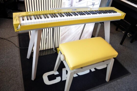 CASIO PX-S7000HM mit Klavierbank In echtem Leder oder Mikrofaserbezug passend zum stylischen PX-S7000.