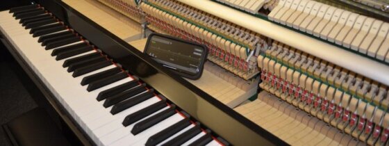 Stimmen eines KAWAI-Pianos Mit Sachverstand und den richtigen Werkzeugen.